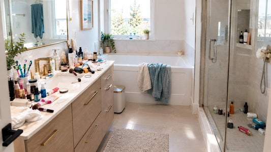 Exemple d'une salle de bain encombrée avec produits sur le lavabo et la douche