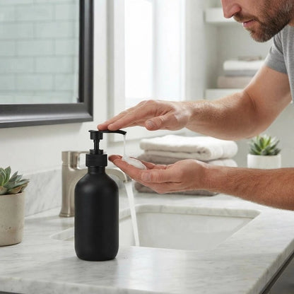 Homme prenant du savon en pesant sur la pompe de son distributeur de savon liquide pour se laver les mains