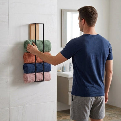 Homme rangeant des serviettes dans un porte serviette mural vertical