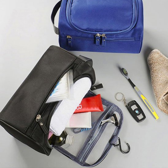 Trousse de toilette avec un grand compartiment principal