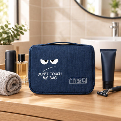 Trousse de toilette bleue compacte avec motif humoristique mise en scène sur un meuble de lavabo