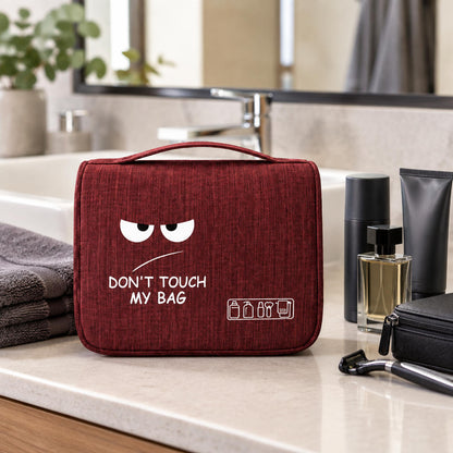 Petite trousse de toilette rouge avec motif humoristique mise en scène sur un meuble de lavabo
