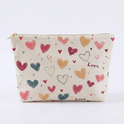 trousse maquillage motif amour colore sur fond blanc