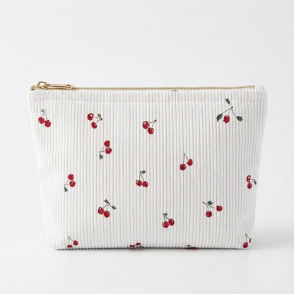 trousse maquillage motif cerise sur fond blanc