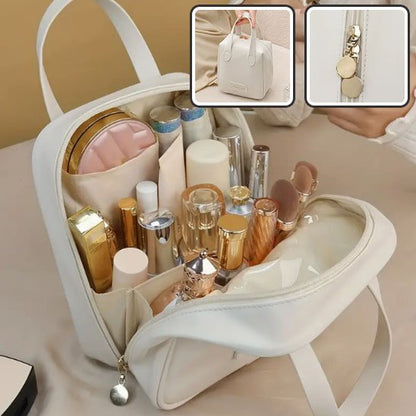 Trousse maquillage ouverte avec produits de beauté dedans